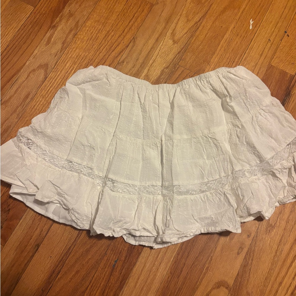 Chic White Ruffled Skirt - Picture 3 of 3